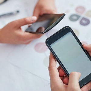 另类手机贴膜玩法，两小时收入200元